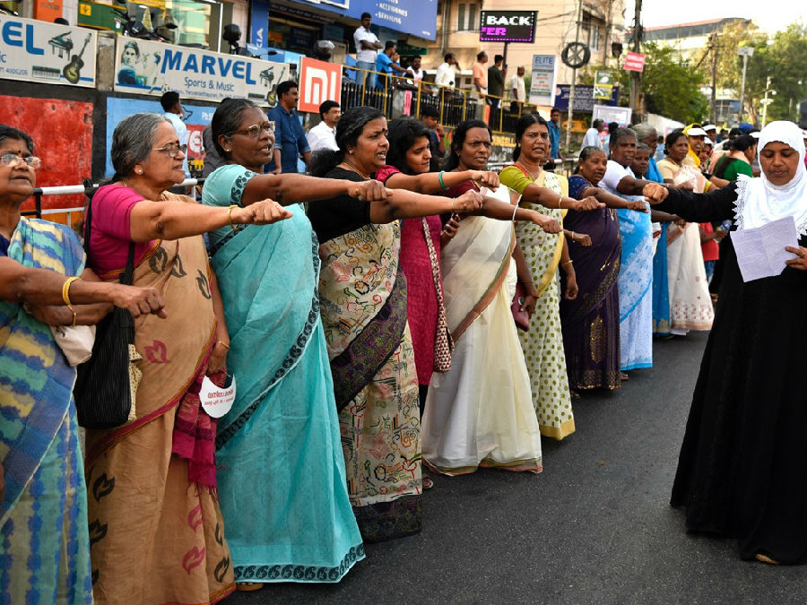 印度抗议女性进入寺庙引发暴乱.jpg