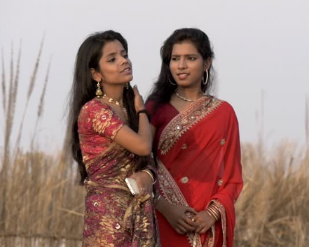 印度俩女子相爱7年 分别与丈夫离婚后结婚