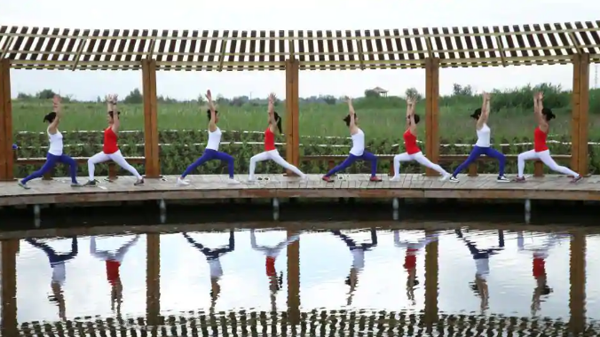 中国首批瑜伽硕士生引外媒关注