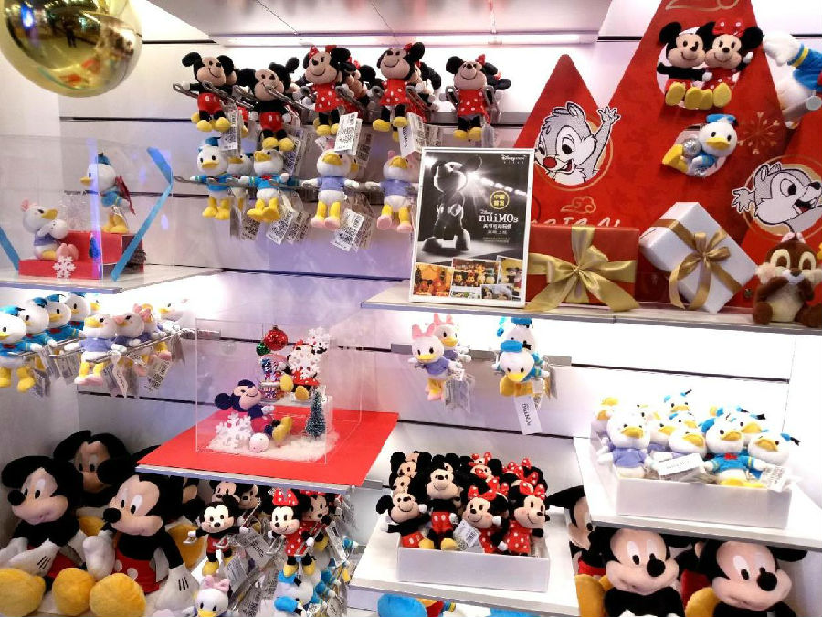 Some people in Disneyland are engaged in purchasing goods, and the high demand for limited-edition products like .jpg