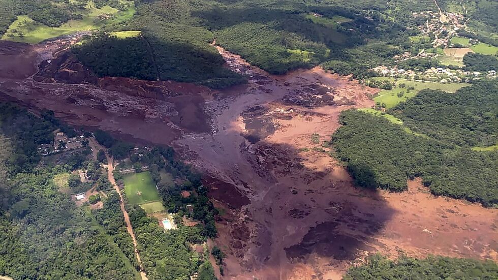 巴西发生大坝决堤.jpg