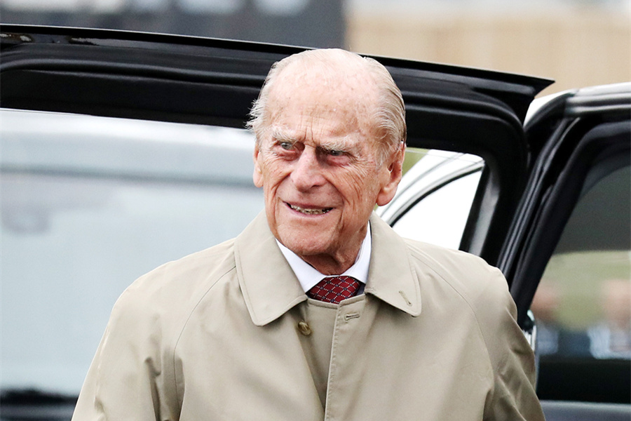 Prince Philip officially apologized, admitting that he was dazzled by the sun fan.jpg