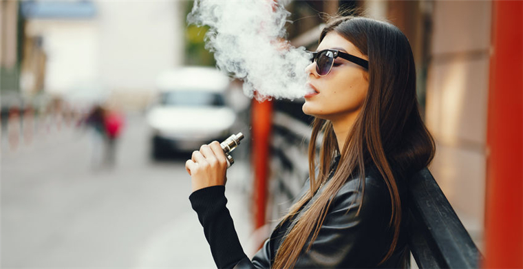 Teens who smoke e-cigarettes are more likely to smoke cigarettes in later life.jpg