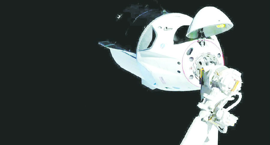 NASA发布载人版“龙”飞船与国际空间站对接的照片.jpg