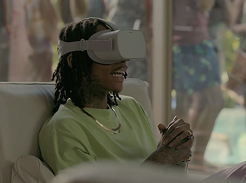 Oculus创意广告 用VR看节目