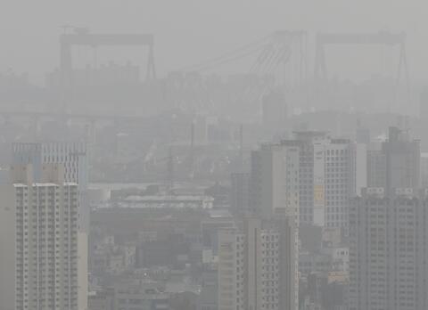 China and South Korea should jointly "wash" away the smog, can it be washed away? .jpg