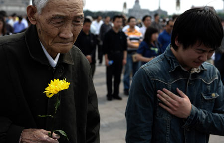 Duan Jinsheng (L), 83, and Cai Xiaoyu (R), a student of Renmin University, mourn during a silent tribute in Tian&apos;anmen Square in central Beijing, capital of China, May 19, 2008.