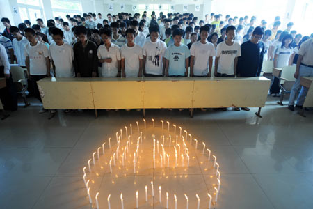 Students of East China Jiaotong University mourn during a silent tribute in Nanchang, capital of east China&apos;s Jiangxi Province, May 19, 2008. Millions of people in China and overseas observed three minutes silence at 2:28 p.m. Monday to mourn thousands of people killed in an earthquake which hit the nation&apos;s southwestern regions a week ago. Across the country, air raid sirens, cars, trains and ship horns wailed in grief as the people fell silent. (Xinhua/Song Zhenping) 