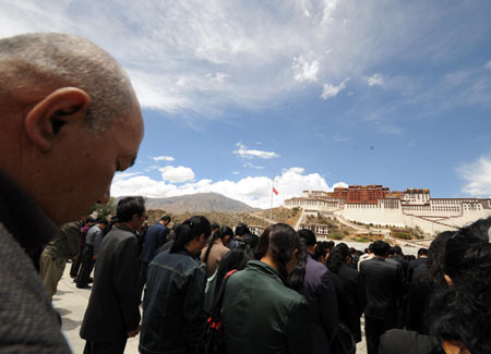  People mourn during a silent tribute in Lhasa, capital of southwest China&apos;s Tibet Autonomous Region, May 19, 2008. Millions of people in China and overseas observed three minutes silence at 2:28 p.m. Monday to mourn thousands of people killed in an earthquake which hit the nation&apos;s southwestern regions a week ago. Across the country, air raid sirens, cars, trains and ship horns wailed in grief as the people fell silent. (Xinhua/Gesang Dawa)
