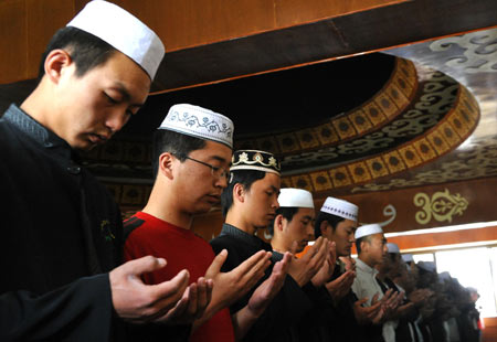 Students and teachers of the Institute of Islamic Theology mourn during a silent tribute in Yinchuan, capital of northwest China&apos;s Ningxia Hui Autonomous Region, May 19, 2008. China began on May 19 a three-day mourning for the victims of the 8.0-magnitude quake hitting southwest and northwest China on May 12. (Xinhua/Liu Quanlong) 