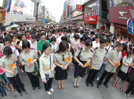 Citizens gather to attend a silent tribute to the earthquake victims in Changsha, capital of central south China&apos;s Hunan Province, May 19, 2008. 