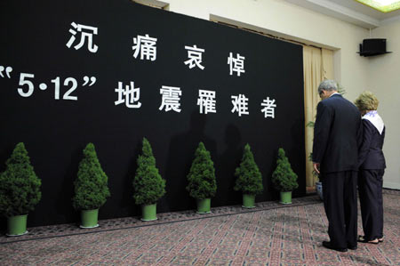 U.S. President George W. Bush (L) and his wife Laura Bush stand in a silent tribute to China&apos;s earthquake victims at the Chinese Embassy in Washington May 20, 2008. Bush came to the Chinese Embassy on May 20 to mourn Chinese quake victims. 
