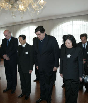 Peruvian President Alan Garcia (3rd L) mourns for China&apos;s earthquake victims as Chinese Ambassador Gao Zhengyue (2nd L) stands aside at the Chinese Embassy in Lima, capital of Peru, May 19, 2008. Garcia came to the Chinese Embassy on May 19 to offer condolences to Chinese quake victims. 