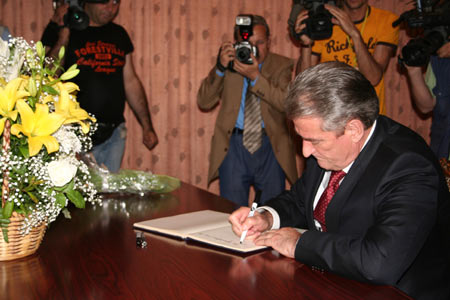 Albanian Prime Minister Sali Berisha leaves words on the condolence book to mourn for China&apos;s earthquake victims at the Chinese Embassy in Tirana, capital of Albania, May 20, 2008. Sali Berisha came to the Chinese Embassy on May 20 to offer condolences to Chinese quake victims.