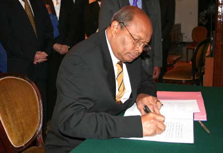 Foreign Minister of Madagascar Marcel Ranjeva leaves words on the condolence book to mourn China&apos;s earthquake victims, on behalf of Madagascan President Marc Ravalomanana and the government, at the Chinese Embassy in Antananarivo, capital of Madagascar, May 20, 2008. 