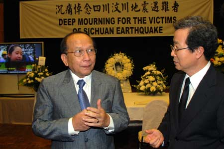  Malaysian Foreign Minister Rais Yatim (L) expresses his condolence to China&apos;s earthquake victims via Chinese Ambassador to Malaysia Cheng Yonghua (R), at the Chinese Embassy in Kuala Lumpur, capital of Malaysia, May 20, 2008. 