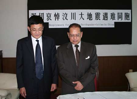 Bangladesh&apos;s Foreign Advisor Iftekhar Ahmed Chowdhury (R) mourns for China&apos;s earthquake victims, accompanied by Chinese Ambassador to Bangladesh Zheng Qingdian, at the Chinese Embassy in Dhaka, capital of Bangladesh, May 20, 2008.