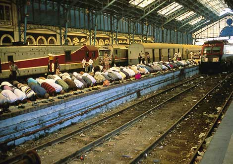 火车站的祈祷者,亚历山大港,埃及,1999