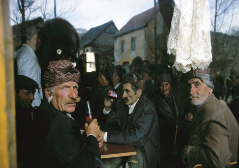 在Gusinje喝软饮料的小憩,南斯拉夫,1970