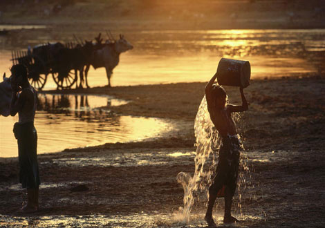 缅甸男孩在洗澡,密铁拉,缅甸,1984