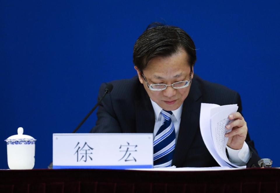 四川高校千人露天考试 老师用望远镜监考