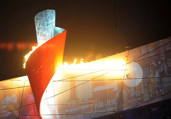 根据你所学的知识判断,圣火在峰顶上燃烧,设计时无需考虑的因素是( )