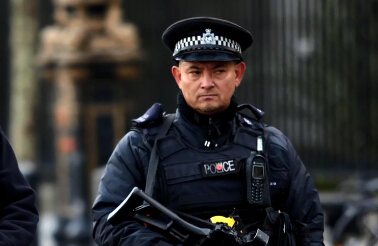 newsy新闻懒人包(视频 字幕 讲解):英国正考虑给更多的警察配备枪支
